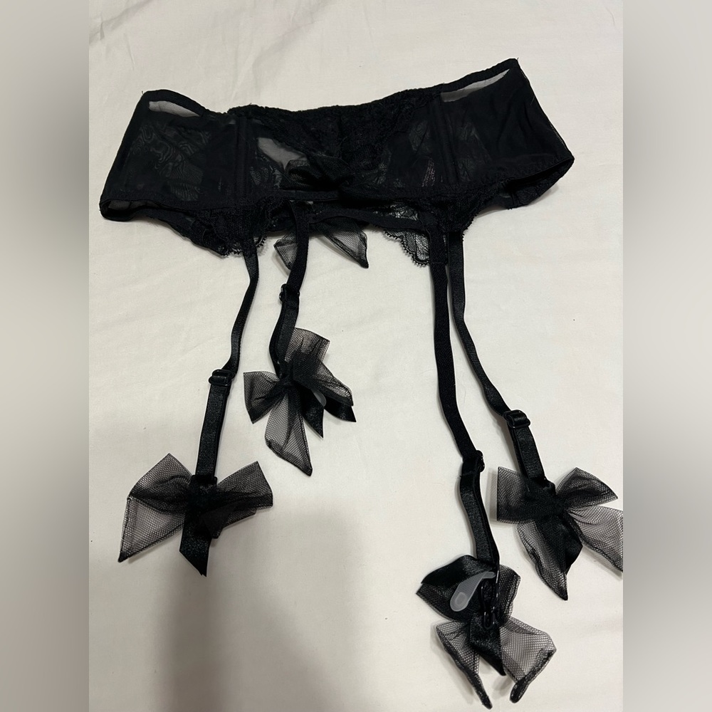 Victoria’s Secret Garter Belt with Bows - NWOT